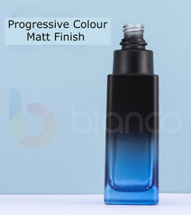 Une gamme de pots et de bouteilles en verre au fini bleu mat avec bouchon à vis ou pompe à lotion (couleur progressive ; pot : 50 g ; bouteille : 40 ml/110 ml/125 ml).