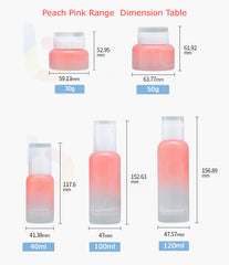 Une gamme de pots et de bouteilles en verre rose pêche avec bouchon à vis ou pompe à lotion (pot : 30 g/50 g ; bouteille : 40 ml/100 ml/120 ml).