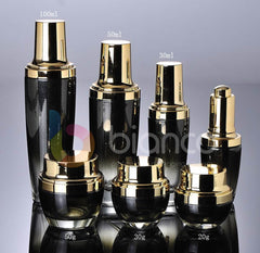 Une gamme de pots et de bouteilles en verre noir avec compte-gouttes doré ou bouchon à pompe à lotion (pot : 20 g/30 g/50 g ; flacon : 30 ml/50 ml/100 ml).